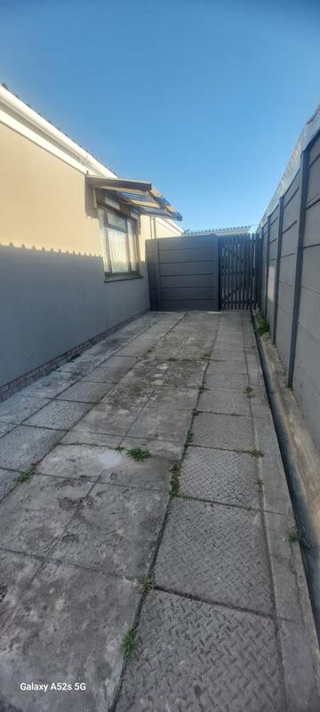 To Let 1 Bedroom Property for Rent in Heathfield Western Cape